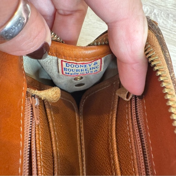 Dooney & Bourke Cream and Tan Leather Bag Vintage - Picture 12 of 15